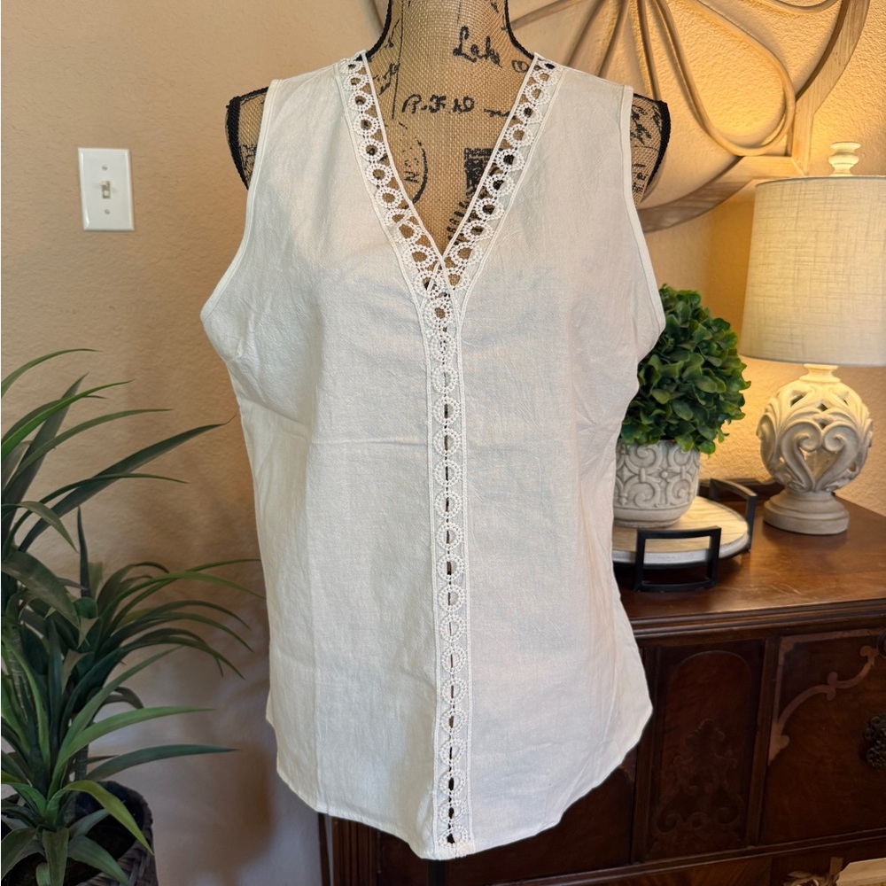 New Emory Rose White Lace Trim V-Neck Sleeveless Top